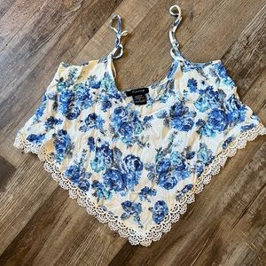 Crop shirt with lace